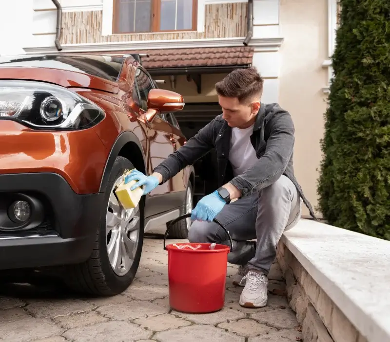 Lavage auto à domicile Saint-Maurice-aux-Riches-Hommes : professionnel intervenant sur un véhicule